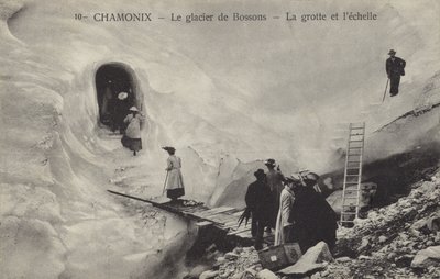 Ledová jeskyně a žebřík, Bossons Glacier, Chamonix, Francie (černobílá fotografie) od French Photographer