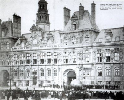 Nafukování balonu s prohlášením Komuny před pařížským hotelem de Ville, 3. května 1871. od French Photographer