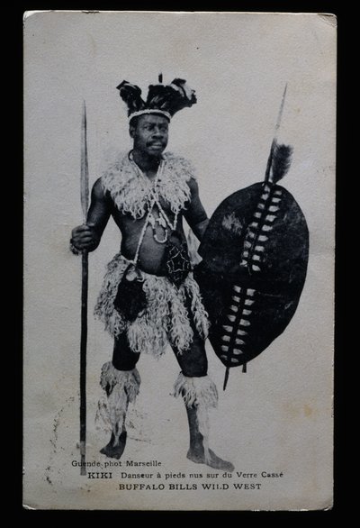 Kiki, tanečnice, která vystupovala naboso na rozbitém skle, Buffalo Bill (William Frederick Cody od French Photographer