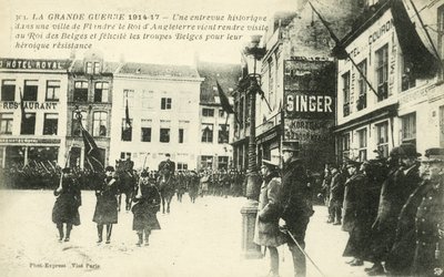 Král Jiří V. a král Albert I. na návštěvě vesnice ve Flandrech (černobílá fotografie) od French Photographer
