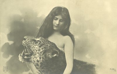 Dlouhovlasá dívka s rukama kolem vycpaného leoparda (černobílá fotografie) od French Photographer
