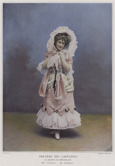 Mademoiselle Filliaux jako La Commere v La Revue des Dentelles (barevné foto) od French Photographer