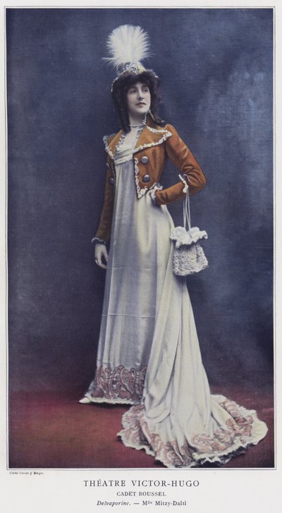 Mademoiselle Mitzy-Dalti jako Delvaporine v Cadet Roussel (barevná fotografie) od French Photographer