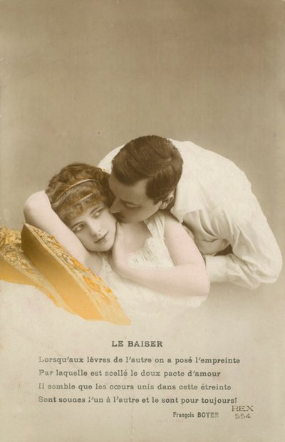 Muž líbá plachou dívku na tvář od French Photographer