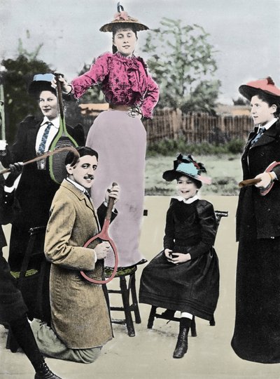Marcel Proust francouzský spisovatel uprostřed skupiny mladých žen hrajících na kytaru na tenisové raketě na tenisovém bulváru Bineau v Paříži, 1892 od French Photographer