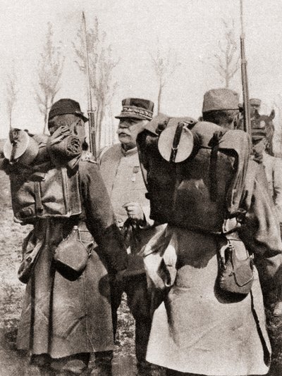 Maršál Joseph Jacques Césaire Joffre kontroluje své jednotky, z The Illustrated War News, 1915 od French Photographer
