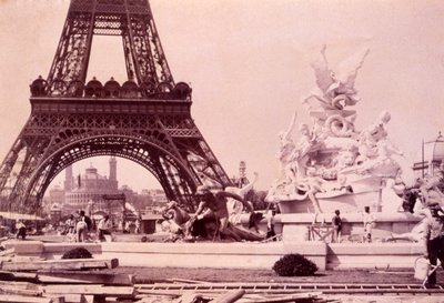 Muži staví fontánu St. Vidal poblíž Eiffelovy věže, c.1888 od French Photographer