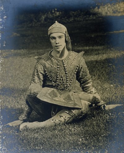 Nižinskij sedí se zkříženýma nohama, oblečený jako kníže Igor od French Photographer