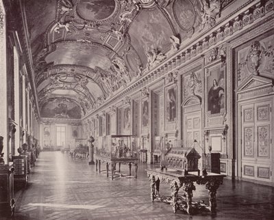 Paříž: Galerie Apollo, muzeum Louvre, pohled na jih (černobílá fotografie) od French Photographer