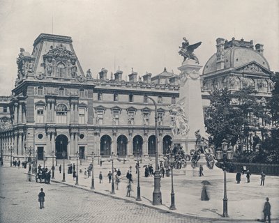 Paříž: Gambettův památník na nádvoří Louvre (černobílá fotografie) od French Photographer