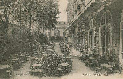 Patio hotelu Ritz, Paříž. Pohlednice odeslána v roce 1913. od French Photographer