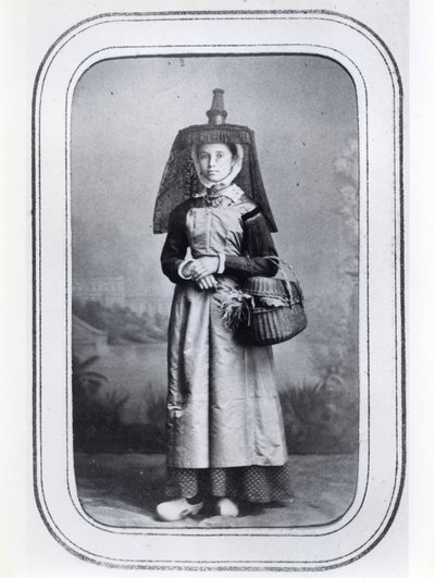 Fotografická vizitka zobrazující francouzský regionální kroj, cca 1860-70 (černobílá fotografie) od French Photographer