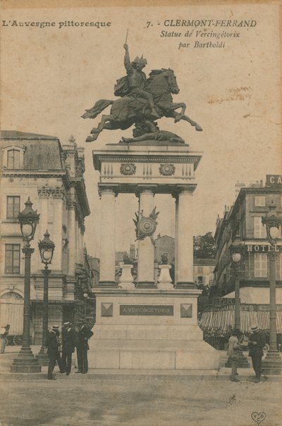 Malebné Auvergne - socha Vercingetorixe od Bartholdiho v Clermont-Ferrand. Pohlednice odeslána v roce 1913. od French Photographer