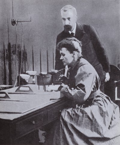 Pierre a Marie Curie, objevitelé radia, ve své laboratoři na pařížské univerzitě, 1898 od French Photographer