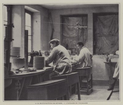 Leštící dílna v porcelánce Sevres, Francie (č/b foto) od French Photographer