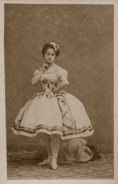 Portrét tanečnice (černobílá fotografie) od French Photographer