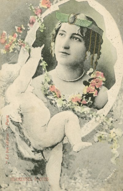 Portrét ženy zarámovaný cherubínem (barevné foto) od French Photographer