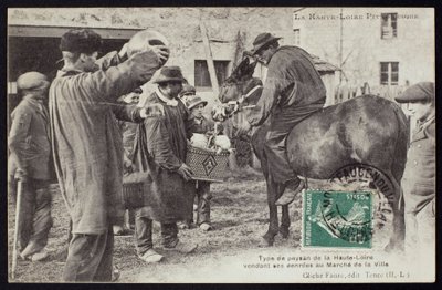 Pohlednice zobrazující farmáře v Haute-Loire prodávajícího jídlo na trhu, kolem roku 1900 od French Photographer