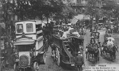 Pohlednice zobrazující omnibusovou stanici na křižovatce Boulevard Montmartre a Boulevard des Italiens, Paříž, 1905-10 od French Photographer