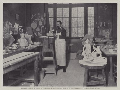 Příprava forem v dílně v porcelánce Sevres, Francie (černobílá fotografie) od French Photographer