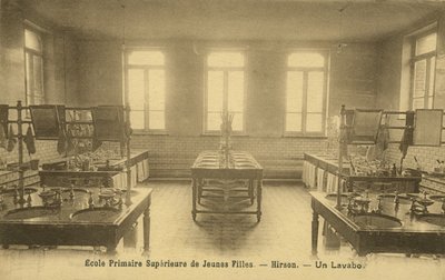 Koupelna pro základní školu, Hirson (č/b foto) od French Photographer