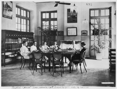 Základní škola pro chlapce v Hanoji, kolem roku 1920 od French Photographer