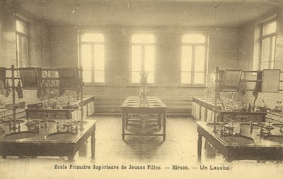 Záchod základní školy, Hirson (č/b foto) od French Photographer