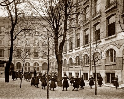 Rekreační dvůr školy Madame de Saisseval (Carcado - Saisseval) v Paříži na konci devatenáctého století, před rokem 1900 (černobílé foto) od French Photographer
