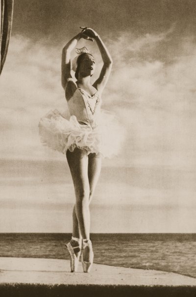Rosella Hightowerová v Labutím jezeře, z Grand Ballet de Monte-Carlo, 1949 (fotogravura) od French Photographer