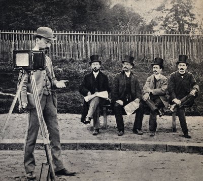 Scéna ze života fotografa, „fotografování fotografa““. Fotografie, konec 19. století, Paříž. Coll. Selva. od French Photographer