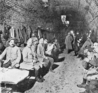 Spací ubikace v Douaumont Fort, kolem roku 1916 (černobílá fotografie) od French Photographer