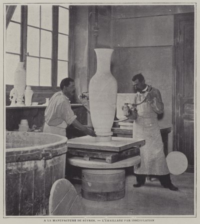 Sprejové smaltování vázy v porcelánce Sevres, Francie (černobílá fotografie) od French Photographer