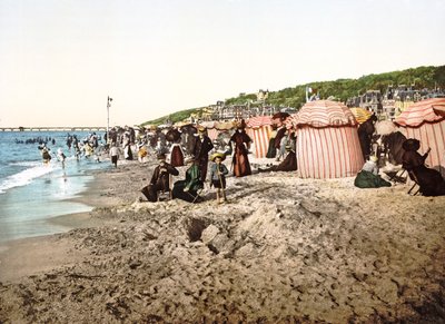 Pláž v Trouville ve Francii, 1890-1900 od French Photographer