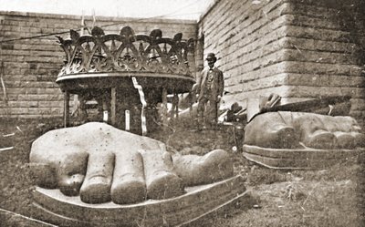 Stavba sochy svobody, detail nohou, kolem roku 1876 od French Photographer