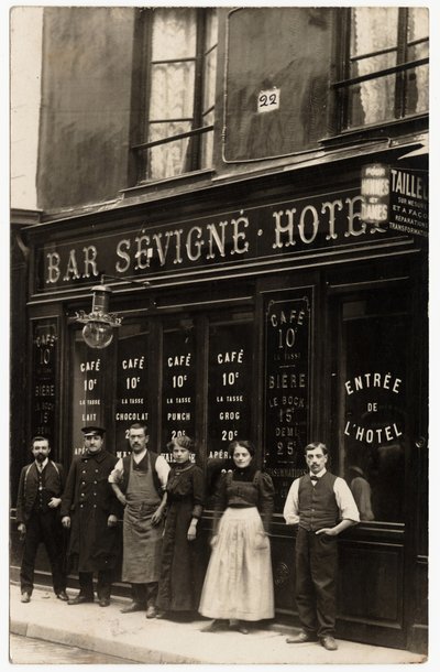 Průčelí vinotéky a hotelu Debit, kterou provozuje M. Vaissade na adrese 22 rue de Sevigne, Paříž. Pohlednice z počátku 20. století. od French Photographer
