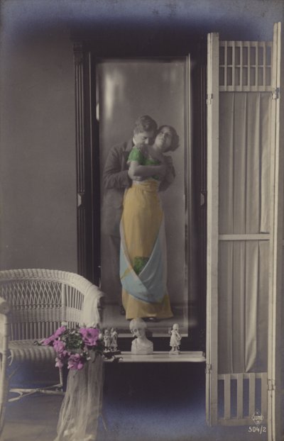Odraz líbajícího se mladého páru v zrcadle (tónovaná fotografie) od French Photographer