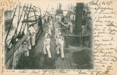 Cvičící námořníci ve francouzské námořní škole s hodinou boxu na palubě. Pohlednice odeslána v roce 1913. od French Photographer