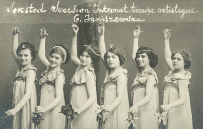 Skupina mladých tanečnic, s úsměvem od French Photographer