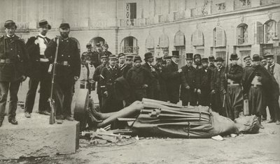 Vendome Column poté, co byl stržen 16. května 1871 (černobílá fotografie) od French Photographer