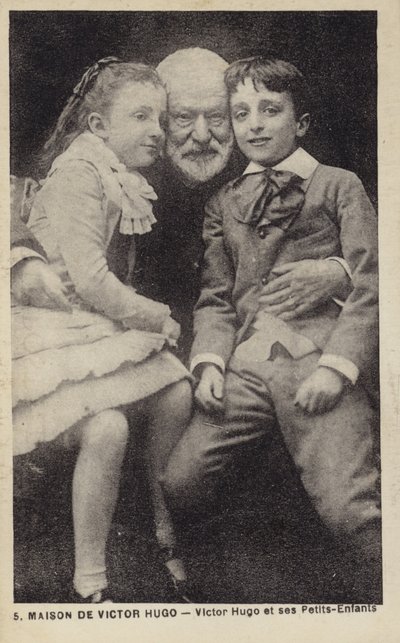 Victor Hugo (1802-1885), francouzský básník, prozaik a dramatik, se svými vnoučaty od French Photographer