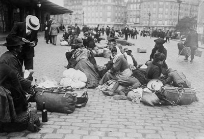 Váleční uprchlíci, Gare de Lyon, Paříž, 1914 od French Photographer