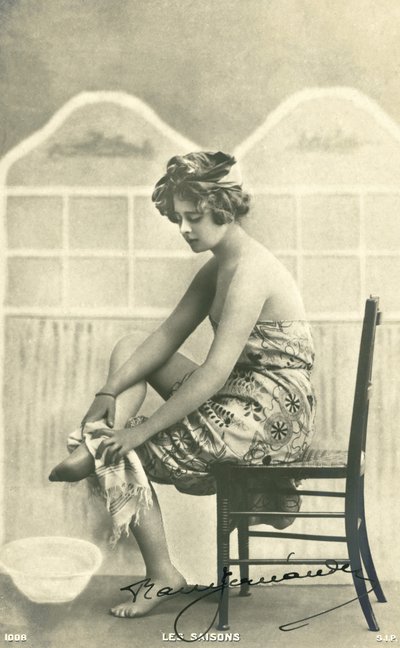 Žena v osušce (černobílá fotografie) od French Photographer