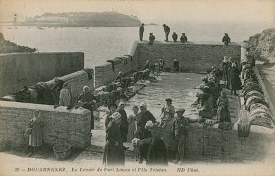 Ženy perou prádlo v přístavu v Louenu. Pohlednice odeslána v roce 1913. od French Photographer