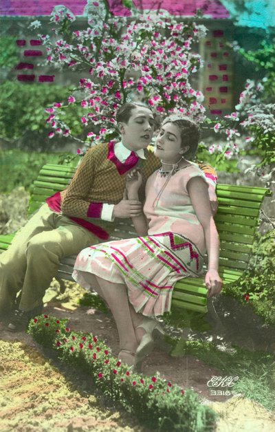 Mladý muž, chystá se políbit dívku od French Photographer