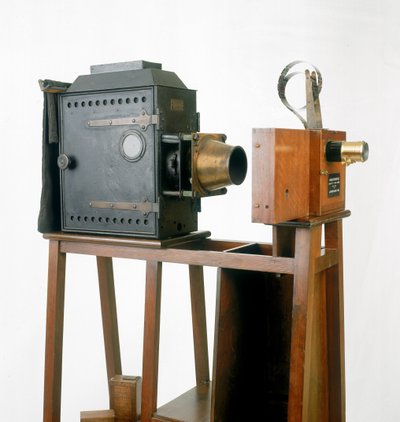 2umiere cinematographe, 1895 (dřevo a kov) od French School