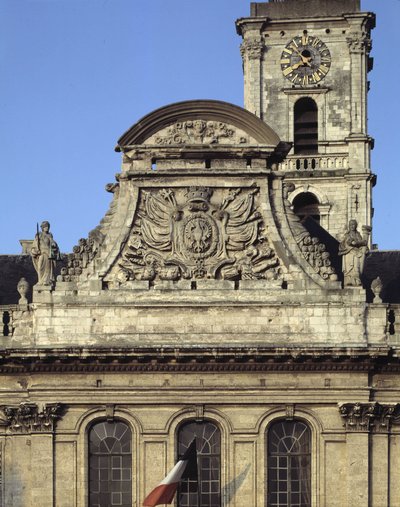 Barokní architektura: průčelí Hotel de Ville (1717 - 1721) od Heroguelle. Fronton zobrazující městské zbraně „“Orlí zobák a hřebík“““ obklopený dvěma sochami symbolizujícími spravedlnost a sílu. Aire sur la liys (Aire-sur-la-Lys), Pas de Calais (Pas-d od French School