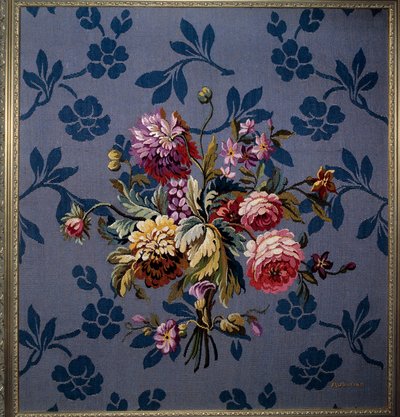 Kytice květin na modrém pozadí. Tapiserie aubussonské manufaktury. 18. století. Aubusson, Muzeum gobelínů od French School