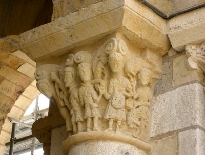 Kapitál zobrazující skupinu mužů od French School