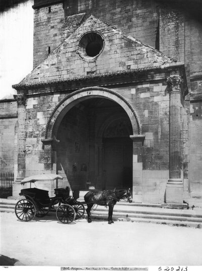 Kočár čekající před verandou katedrály Notre-Dame-des-Doms od French School