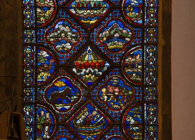 Katedrála v Chartres, vitráže: život Noe, detail oblouku Noe na vlnách od French School